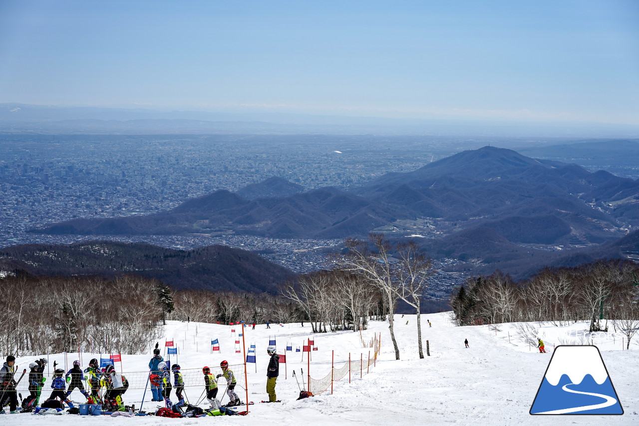 サッポロテイネ　真っ白な雪、澄んだ青空。ゴールデンウィーク２日目は、旭岳～羊蹄山まで見渡せる絶好の春スキー＆スノーボード日和に☆